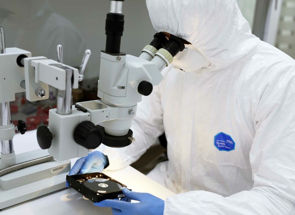 Technician inspecting device for data recovery