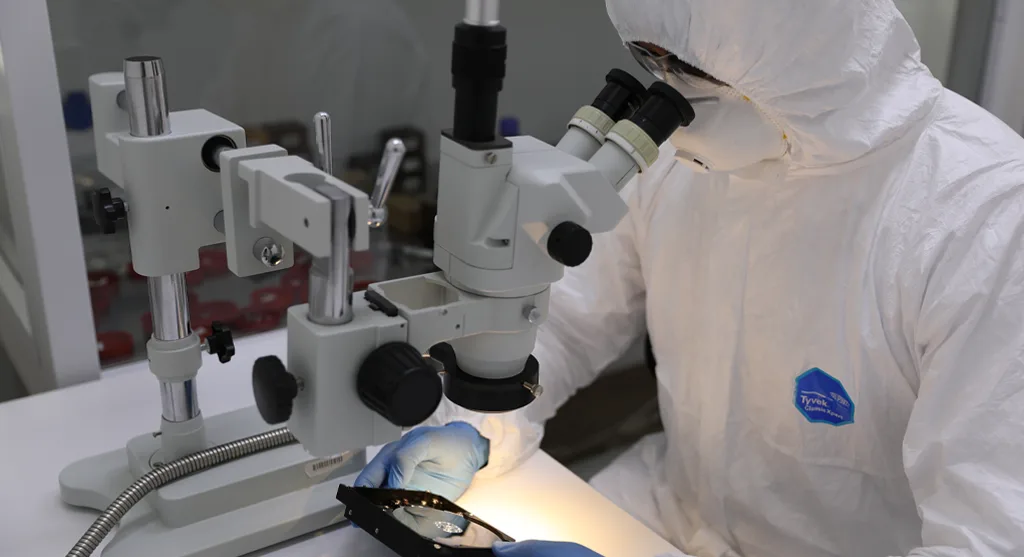 Technician Cleanroom